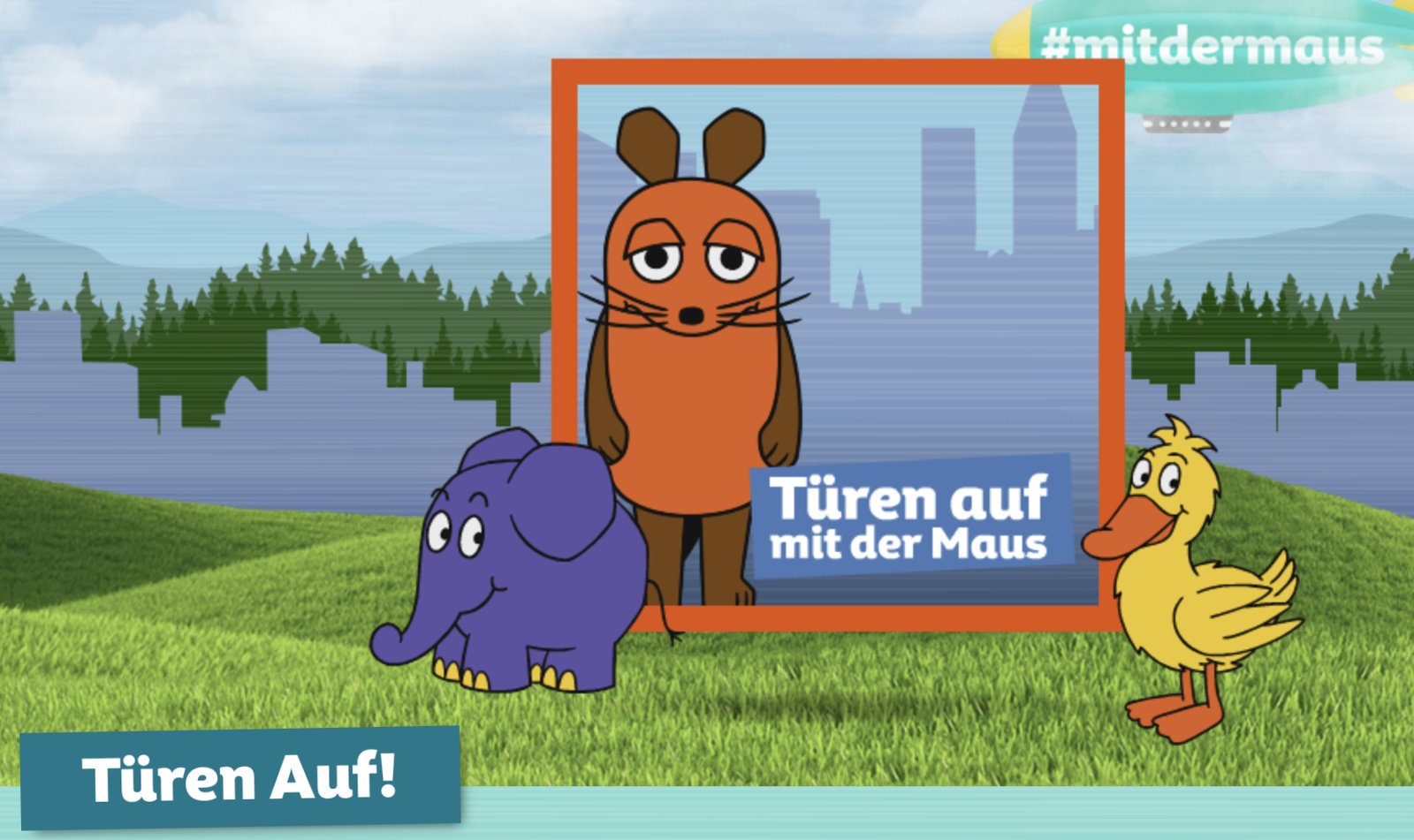 The Mouse, the Elephant and the Duck stand on a meadow in front of a frame with the words Türen auf mit der Maus